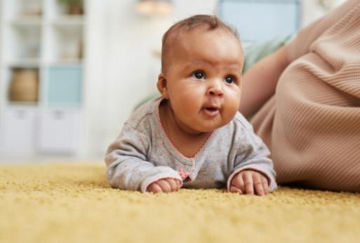 Fra nyfødt til tumling: Udviklingen af søvncykler og hvordan man tilpasser sig dem